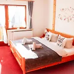 House Of Happiness Gaestehaus Casa de hóspedes 4*